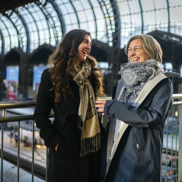 Lea Balkenhol (links) und ihre Mutter Katja unterstützen Hinz&Kunzt seit vielen Jahren als Leserinnen und Spenderinnen. Foto: Imke Lass