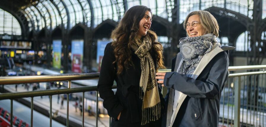 Lea Balkenhol (links) und ihre Mutter Katja unterstützen Hinz&Kunzt seit vielen Jahren als Leserinnen und Spenderinnen. Foto: Imke Lass