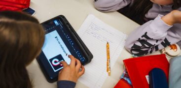 Social Media gehört in den Unterricht, findet Chatbot „Tiktok-Thorben“. Foto: Miguel Ferraz