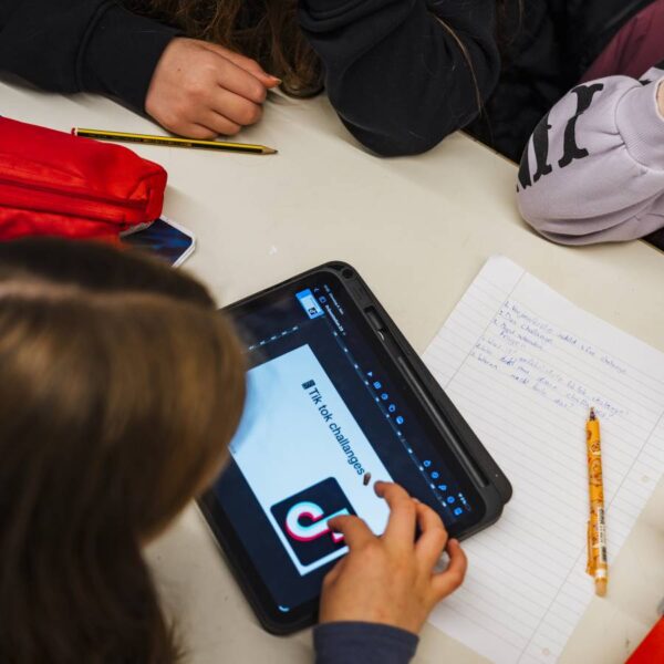 Social Media gehört in den Unterricht, findet Chatbot „Tiktok-Thorben“. Foto: Miguel Ferraz