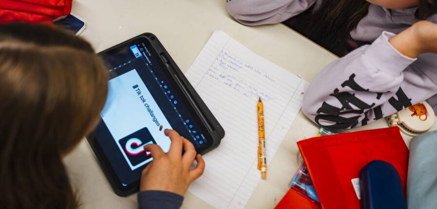 Social Media gehört in den Unterricht, findet Chatbot „Tiktok-Thorben“. Foto: Miguel Ferraz