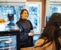 Im Talar im Lieblingscafé: Pastorin Rebecca Assis. Foto: Miguel Ferraz