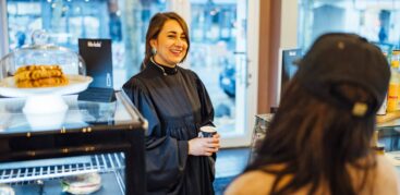 Im Talar im Lieblingscafé: Pastorin Rebecca Assis. Foto: Miguel Ferraz