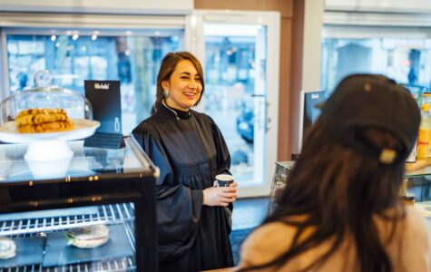 Im Talar im Lieblingscafé: Pastorin Rebecca Assis. Foto: Miguel Ferraz