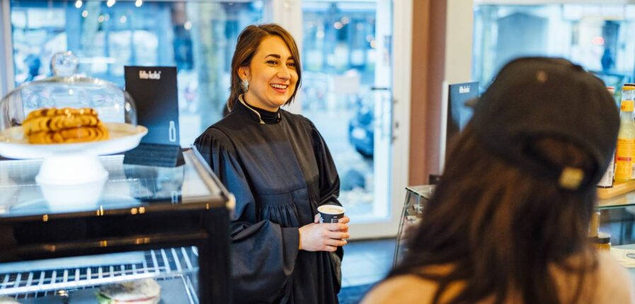 Im Talar im Lieblingscafé: Pastorin Rebecca Assis. Foto: Miguel Ferraz