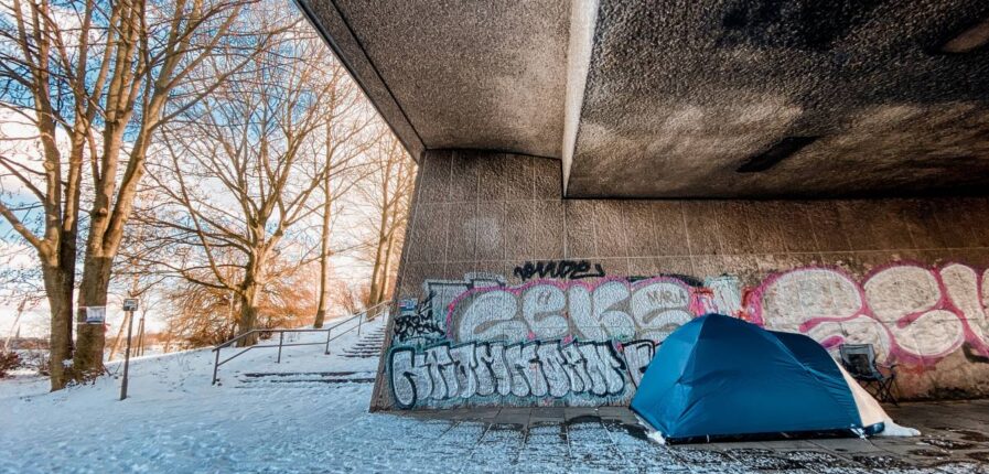 Selbst bei eisigen Temperaturen ziehen viele Obdachlose die Straße dem städtischen Winternotprogramm vor. Foto: Mauricio Bustamante