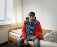 Marian kann sein Glück kaum fassen: Der Obdachlose hat ein Zimmer im Winterprogramm von Hinz&Kunzt gefunden. Foto: Imke Lass