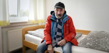 Marian kann sein Glück kaum fassen: Der Obdachlose hat ein Zimmer im Winterprogramm von Hinz&Kunzt gefunden. Foto: Imke Lass