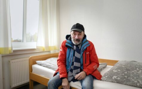 Marian kann sein Glück kaum fassen: Der Obdachlose hat ein Zimmer im Winterprogramm von Hinz&Kunzt gefunden. Foto: Imke Lass
