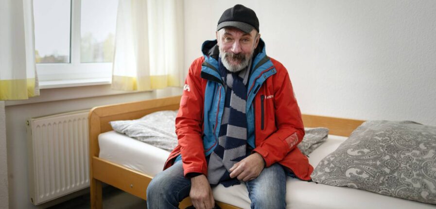 Marian kann sein Glück kaum fassen: Der Obdachlose hat ein Zimmer im Winterprogramm von Hinz&Kunzt gefunden. Foto: Imke Lass