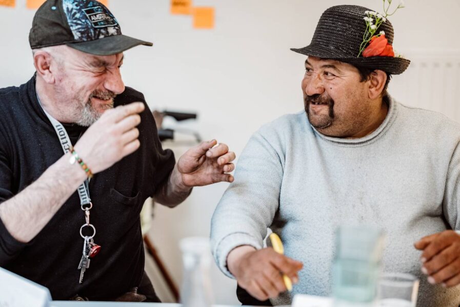 Austausch in fremder Sprache: Marian (links) und Traian. Foto: Dmitrij Lltschuk