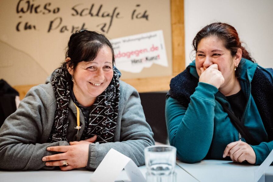 Haben viel Spaß beim Lernen: die Hinz&Kunzt-Verkäuferinnen Elena und Elena. Foto: Dmitrij Leltschuk