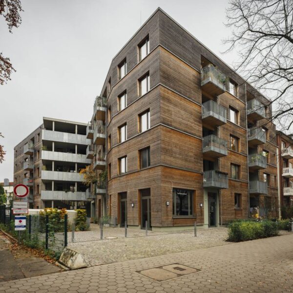 In diesem Massivholzbau teilen die Bewohner:innen nicht nur Wohnraum miteinander. Foto: Miguel Ferraz