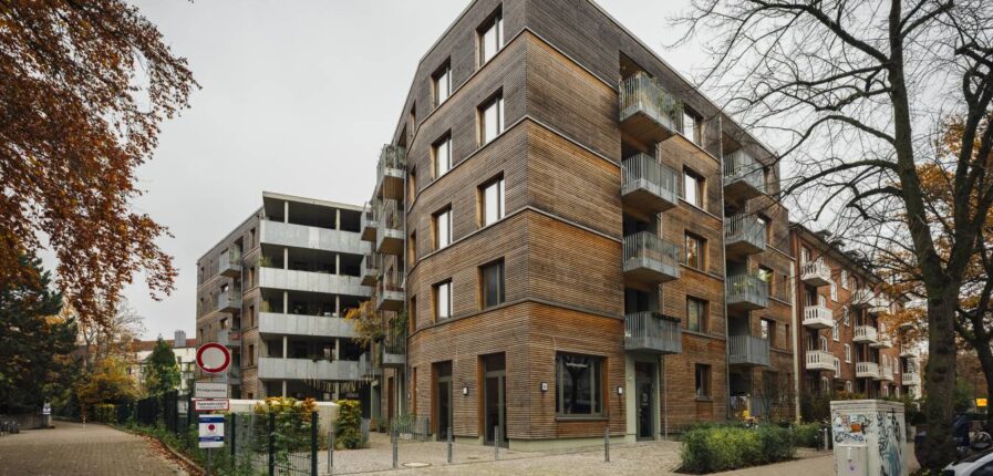 In diesem Massivholzbau teilen die Bewohner:innen nicht nur Wohnraum miteinander. Foto: Miguel Ferraz