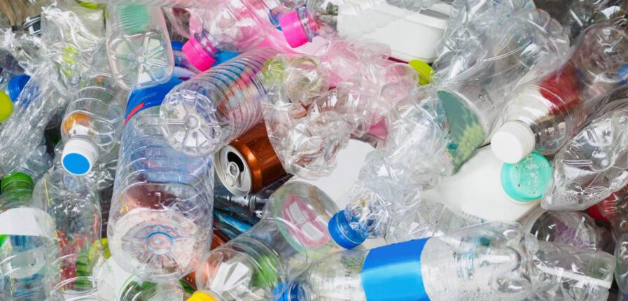 Dass Menschen ihre Rente mit Pfandsammeln aufbessern, ist in Deutschland keine Seltenheit. Foto: iStock/Kwangmoozaa