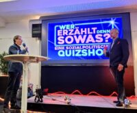 Ein großer Bildschirm mit der Aufschrift "Wer erzählt denn sowas? Eine sozialpolitische Quizshow"