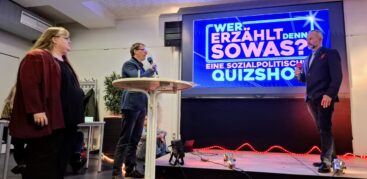 Ein großer Bildschirm mit der Aufschrift "Wer erzählt denn sowas? Eine sozialpolitische Quizshow"
