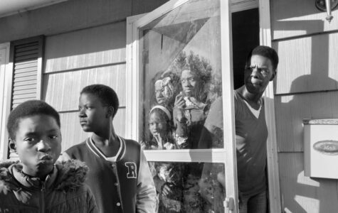 Als 2014 der Prozess gegen den weißen Polizisten, der den unbewaffneten Schwarzen Teenageer Michael Brown erschoss, eingestellt wird, kommt es in Ferguson, Missouri zu nächtlichen Protesten. Eine Familie beobachtet am nächsten Morgen die Polizeipatroullien. Foto: Philip Montgomery