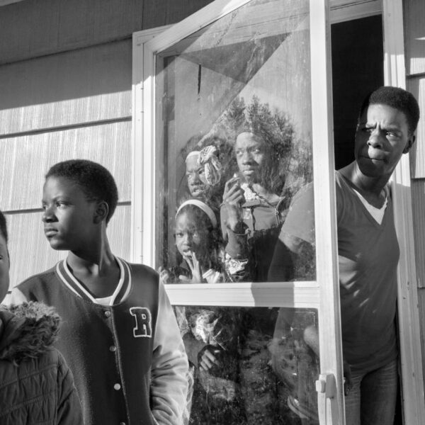 Als 2014 der Prozess gegen den weißen Polizisten, der den unbewaffneten Schwarzen Teenageer Michael Brown erschoss, eingestellt wird, kommt es in Ferguson, Missouri zu nächtlichen Protesten. Eine Familie beobachtet am nächsten Morgen die Polizeipatroullien. Foto: Philip Montgomery