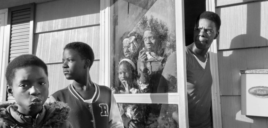 Als 2014 der Prozess gegen den weißen Polizisten, der den unbewaffneten Schwarzen Teenageer Michael Brown erschoss, eingestellt wird, kommt es in Ferguson, Missouri zu nächtlichen Protesten. Eine Familie beobachtet am nächsten Morgen die Polizeipatroullien. Foto: Philip Montgomery