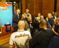 Ulrich Siegmund (AfD) könnte in diesem Jahr zum Wahlsieger in Sachsen-Anhalt werden. Bei einer Veranstaltung des Hamburger Landesverbands wird er empfangen wie ein Star. Foto: picture alliance / ABBfoto