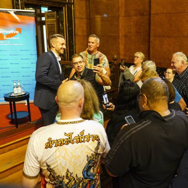 Ulrich Siegmund (AfD) könnte in diesem Jahr zum Wahlsieger in Sachsen-Anhalt werden. Bei einer Veranstaltung des Hamburger Landesverbands wird er empfangen wie ein Star. Foto: picture alliance / ABBfoto