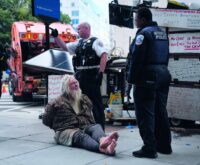 Ein Obdachloser wird in der US-Haupstadt Washington von der Polizei vertrieben. Foto: picture alliance / Jack Gruber-USA TODAY via Imagn