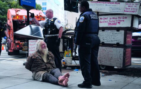 Ein Obdachloser wird in der US-Haupstadt Washington von der Polizei vertrieben. Foto: picture alliance / Jack Gruber-USA TODAY via Imagn