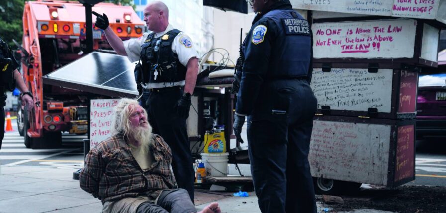 Ein Obdachloser wird in der US-Haupstadt Washington von der Polizei vertrieben. Foto: picture alliance / Jack Gruber-USA TODAY via Imagn