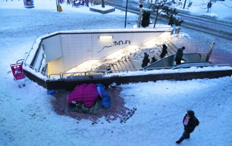 Ein Luftbild von den Treppen zur S-Bahn im Schnee, daneben Schlafsäcke