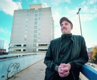 Nils Mohl vor dem Parkhaus, in dem er als Kind „Zeit ohne Ende“ verbracht hat. Foto: Dmitrij Leltschuk