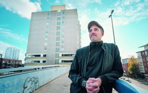 Nils Mohl vor dem Parkhaus, in dem er als Kind „Zeit ohne Ende“ verbracht hat. Foto: Dmitrij Leltschuk