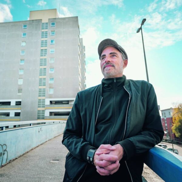 Nils Mohl vor dem Parkhaus, in dem er als Kind „Zeit ohne Ende“ verbracht hat. Foto: Dmitrij Leltschuk