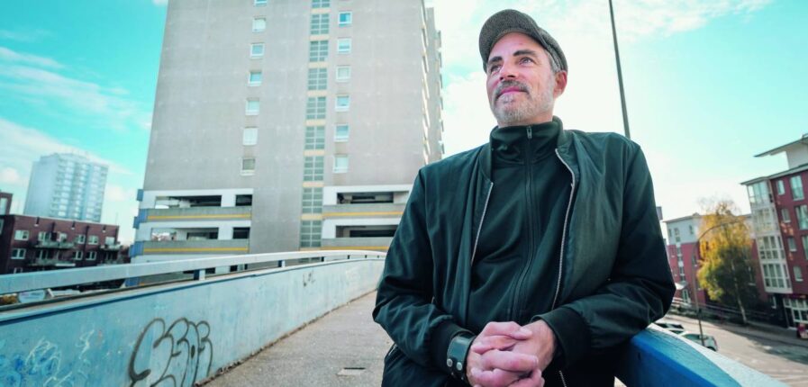 Nils Mohl vor dem Parkhaus, in dem er als Kind „Zeit ohne Ende“ verbracht hat. Foto: Dmitrij Leltschuk