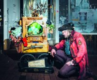 Straßenkünstler Joshua zieht mit seinem Miniatur Marionettentheater durch Fußgängerzonen. Foto: Miguel Ferraz