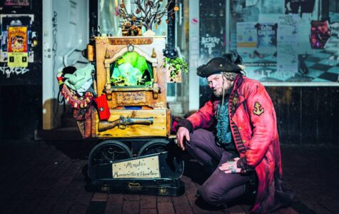 Straßenkünstler Joshua zieht mit seinem Miniatur Marionettentheater durch Fußgängerzonen. Foto: Miguel Ferraz