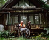Gemeinsam mit seinen beiden Hunden hat Sven Walther Wildtiere in der Großstadt im Blick. Foto: Dmitrij Leltschuk