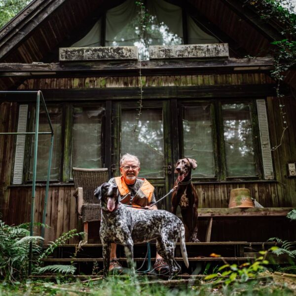 Gemeinsam mit seinen beiden Hunden hat Sven Walther Wildtiere in der Großstadt im Blick. Foto: Dmitrij Leltschuk