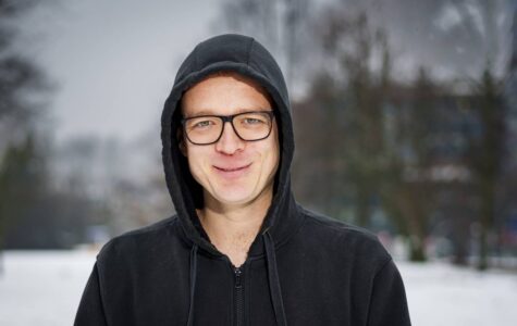 Ist eigentlich für seinen deprimierten Gesichtsausdruck bekannt: Nico Semsrott. Foto: Miguel Ferraz