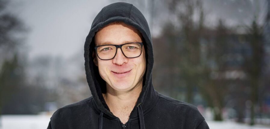 Ist eigentlich für seinen deprimierten Gesichtsausdruck bekannt: Nico Semsrott. Foto: Miguel Ferraz