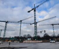 Eine Baustelle mit vielen Kränen.