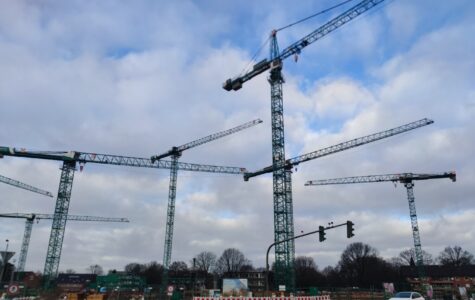 Eine Baustelle mit vielen Kränen.