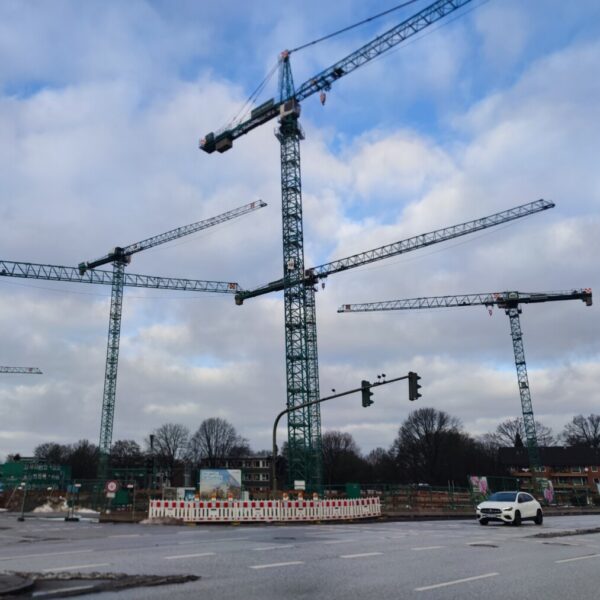 Eine Baustelle mit vielen Kränen.