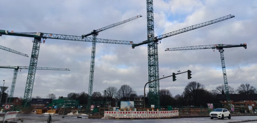 Eine Baustelle mit vielen Kränen.