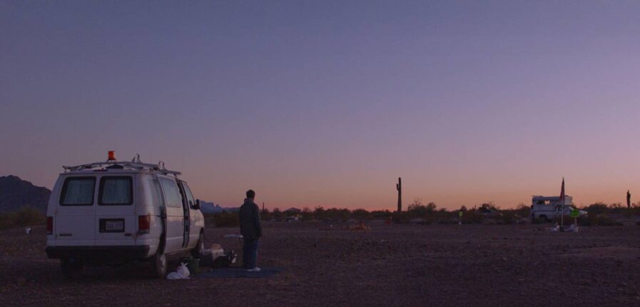 Wie die Protagonistin im Film „Nomadland“ leben Abertausende in den USA in Autos. Bild: 2020 20th Century Studios.