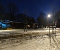 Ein dunkles Gebäude im Schnee