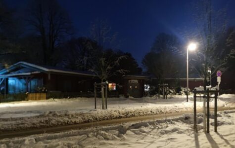 Ein dunkles Gebäude im Schnee