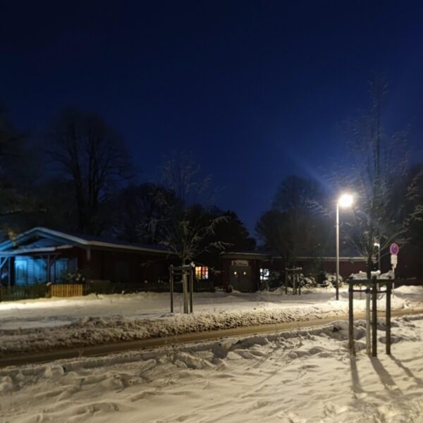 Ein dunkles Gebäude im Schnee