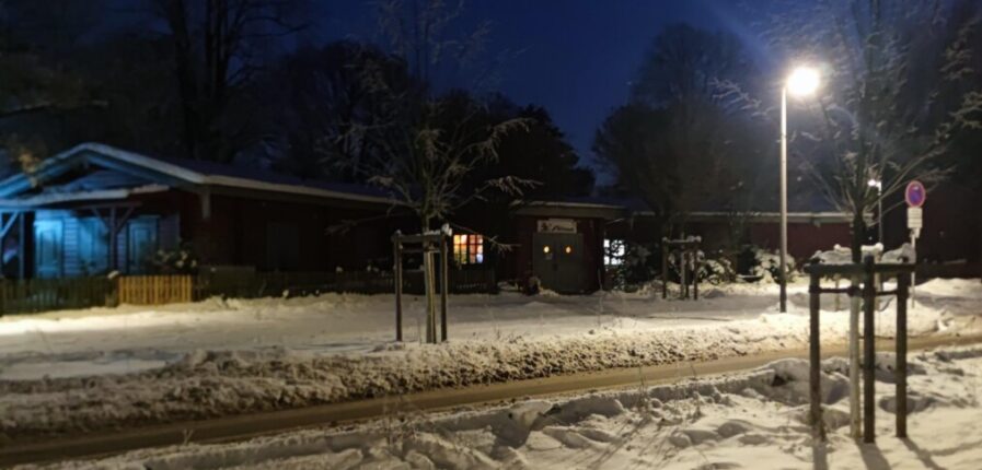 Ein dunkles Gebäude im Schnee