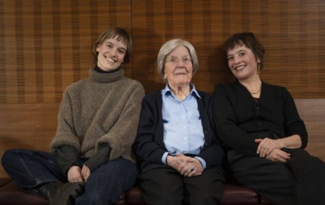 Drei Generationen für Hinz&Kunzt: Stephanie Landa (rechts) mit Tochter Leonie und Mutter Elisabeth Burchard. Foto: Mauricio Bustamante